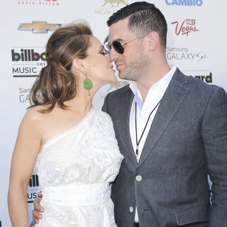 Alyssa Milano in 2013 Billboard Music Awards - Arrivals - milano-bugliari-2013-billboard-music-awards-01