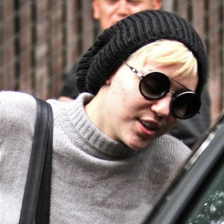 Miley Cyrus in Miley Cyrus Leaves A Skin Care Clinic