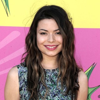 Miranda Cosgrove in Nickelodeon's 26th Annual Kids' Choice Awards - Arrivals - miranda-cosgrove-26th-annual-kids-choice-awards-02