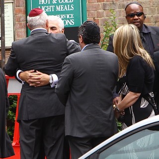 Mitch Winehouse in The Cremation of Amy Winehouse