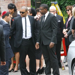 Mitch Winehouse in The Cremation of Amy Winehouse