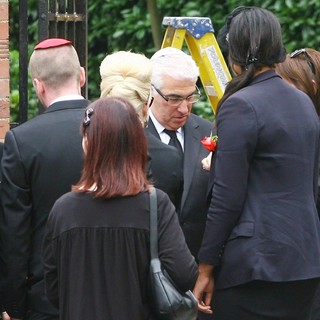 Mitch Winehouse in The Cremation of Amy Winehouse