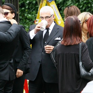 Mitch Winehouse in The Cremation of Amy Winehouse