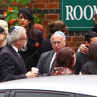 Mitch Winehouse in The Cremation of Amy Winehouse