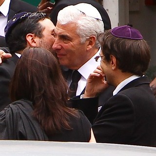 Mitch Winehouse in The Cremation of Amy Winehouse