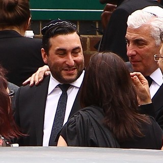 Mitch Winehouse in The Cremation of Amy Winehouse