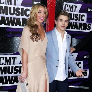 Hunter Hayes in 2013 CMT Music Awards - Arrivals - monroe-hayes-2013-cmt-music-awards-01