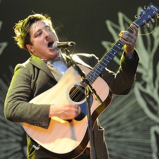Mumford & Sons in The 2011 Glastonbury Music Festival - Day 1 - Performances - mumford-sons-2011-glastonbury-music-festival-day-1-01