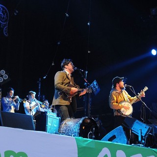 Mumford & Sons in The 2011 Glastonbury Music Festival - Day 1 - Performances - mumford-sons-2011-glastonbury-music-festival-day-1-02