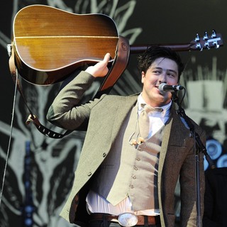 Mumford & Sons in The 2011 Glastonbury Music Festival - Day 1 - Performances - mumford-sons-2011-glastonbury-music-festival-day-1-04