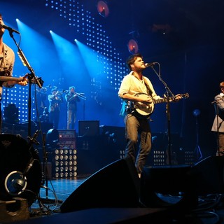 Mumford & Sons in Mumford and Sons Performing Live in Concert - mumford-sons-performing-live-in-concert-01