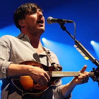 Mumford & Sons in Mumford and Sons Performing Live in Concert - mumford-sons-performing-live-in-concert-02