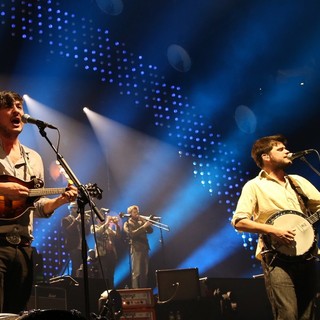 Mumford & Sons in Mumford and Sons Performing Live in Concert - mumford-sons-performing-live-in-concert-03