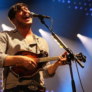 Mumford & Sons in Mumford and Sons Performing Live in Concert - mumford-sons-performing-live-in-concert-04