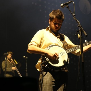 Mumford & Sons in Mumford and Sons Performing Live in Concert - mumford-sons-performing-live-in-concert-05