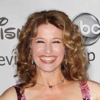 Nancy Travis
