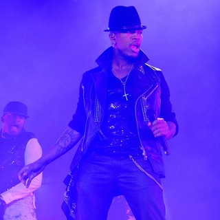 Ne-Yo Performs Live