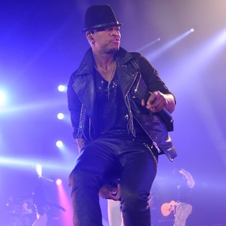 Ne-Yo Performs Live