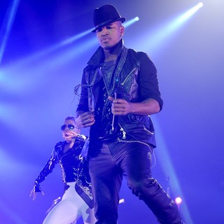 Ne-Yo Performs Live