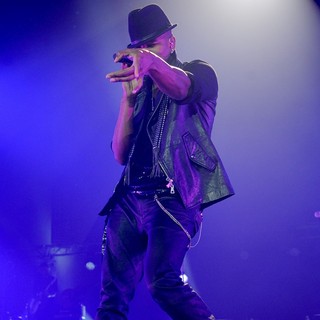 Ne-Yo Performs Live