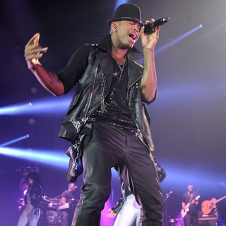 Ne-Yo Performs Live