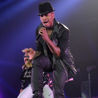 Ne-Yo Performs Live