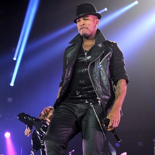 Ne-Yo Performs Live