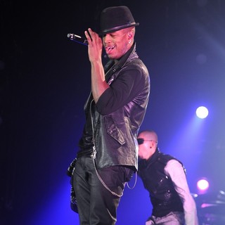 Ne-Yo Performs Live