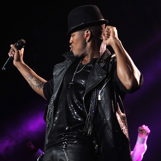 Ne-Yo Performs Live