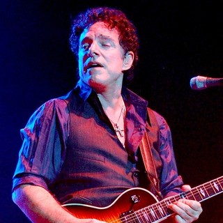 Neal Schon, Journey in Neal Schon Performs with The Band Journey