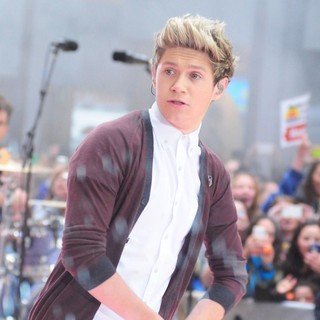 Niall Horan, One Direction in One Direction Performing Live on The Today Show
