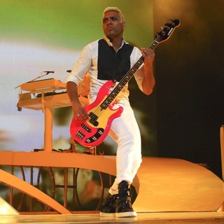 Tony Kanal, No Doubt in No Doubt Performing in Concert