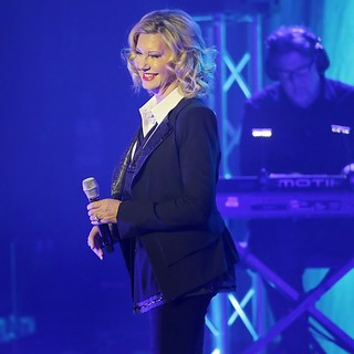 Olivia Newton-John Performing Live on Stage - olivia-newton-john-performing-live-on-stage-05