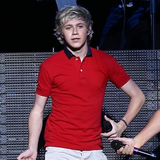 Niall Horan, One Direction in One Direction Perform Live