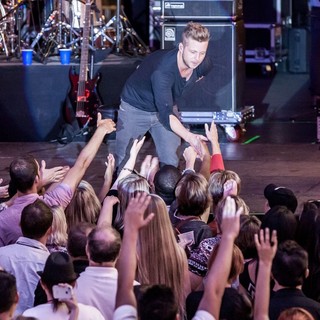Ryan Tedder, OneRepublic in OneRepublic Perform Live