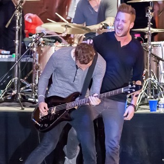 Brent Kutzle, Ryan Tedder, OneRepublic in OneRepublic Perform Live