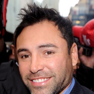 Oscar De La Hoya in American Boxer Surrounded by Fans After Leaving A Press Conference - oscar-de-la-hoya-surrounded-by-fans-01