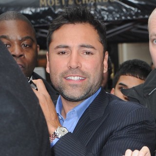 Oscar De La Hoya in American Boxer Surrounded by Fans After Leaving A Press Conference - oscar-de-la-hoya-surrounded-by-fans-02
