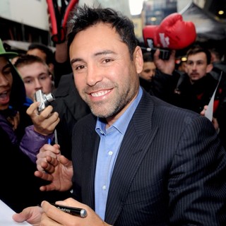 Oscar De La Hoya in American Boxer Surrounded by Fans After Leaving A Press Conference - oscar-de-la-hoya-surrounded-by-fans-03