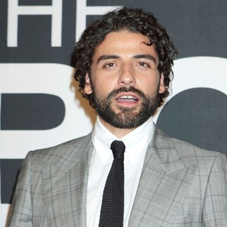 Oscar Isaac in The Universal Pictures World Premiere of The Bourne Legacy - Arrivals - oscar-isaac-premiere-the-bourne-legacy-02