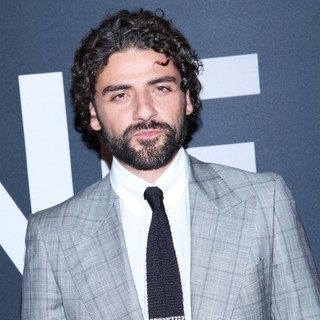 Oscar Isaac in The Universal Pictures World Premiere of The Bourne Legacy - Arrivals - oscar-isaac-premiere-the-bourne-legacy-04