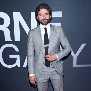 Oscar Isaac in The Universal Pictures World Premiere of The Bourne Legacy - Arrivals - oscar-isaac-premiere-the-bourne-legacy-05