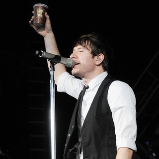 Owl City Performs at The Cruzan Amphitheater - owl-city-perfors-at-the-cruzan-amphitheater-02