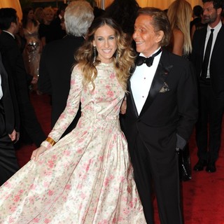 Sarah Jessica Parker, Valentino Garavani in Schiaparelli and Prada Impossible Conversations Costume Institute Gala
