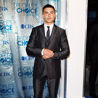 Zac Efron in 2011 People's Choice Awards - Arrivals