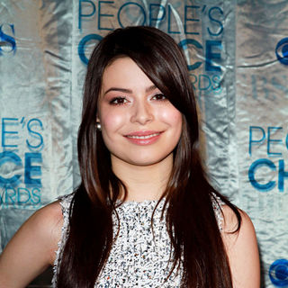 Miranda Cosgrove in 2011 People's Choice Awards - Arrivals