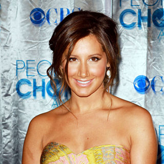 Ashley Tisdale in 2011 People's Choice Awards - Arrivals
