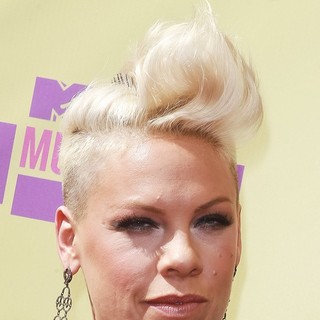 Pink in 2012 MTV Video Music Awards - Arrivals