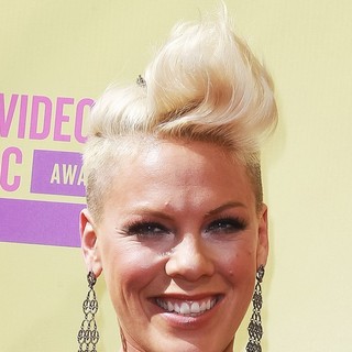 Pink in 2012 MTV Video Music Awards - Arrivals