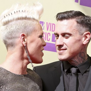 Pink, Carey Hart in 2012 MTV Video Music Awards - Arrivals